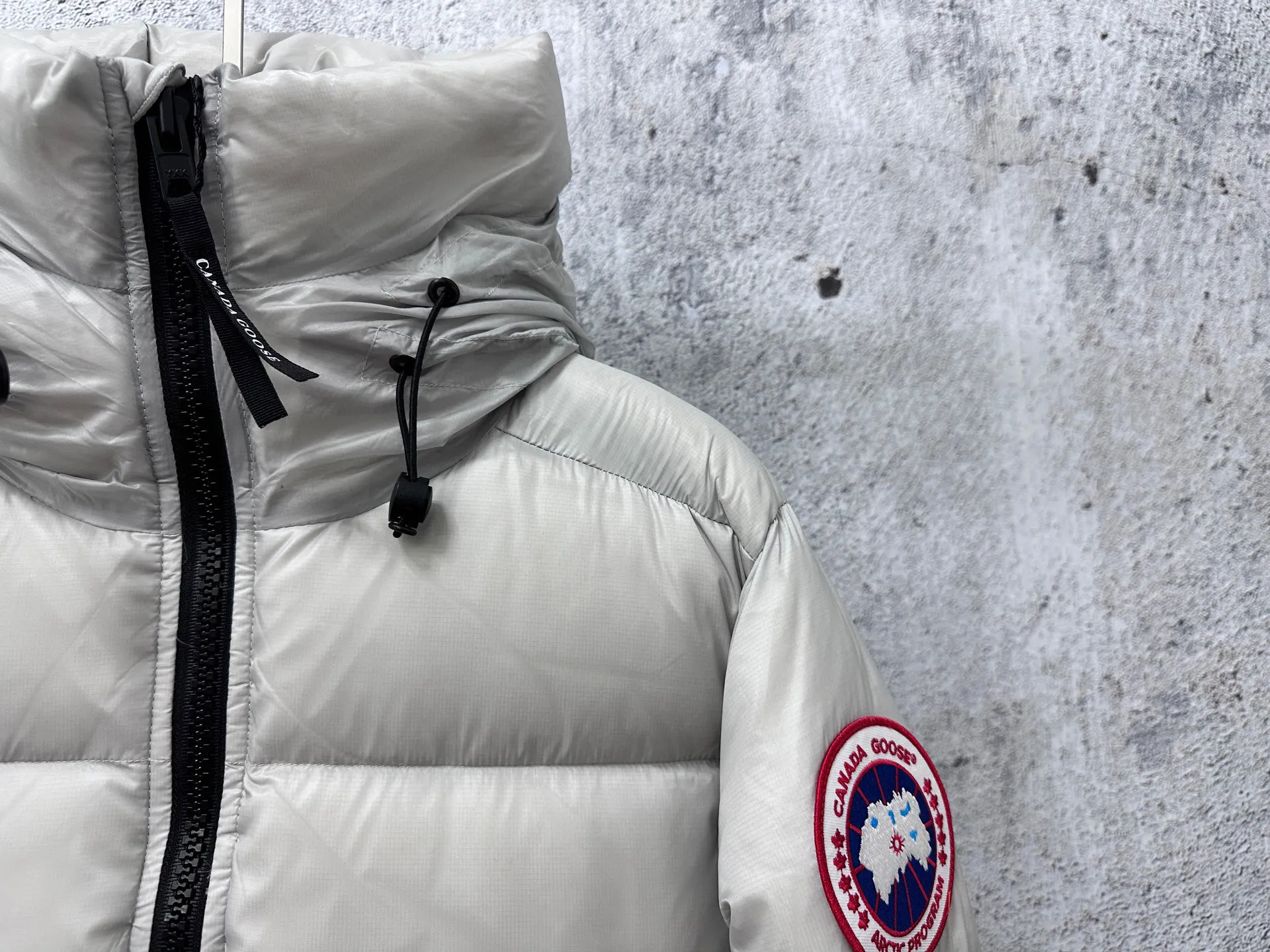 P780 [𝘾𝘼𝙉𝘼𝘿𝘼 𝙂𝙊𝙊𝙎𝙀] Canada Goose's limited new Crofton puff down jacket, top version, ceiling level Crofton soft loaf, 2024 latest style, cold protection effect up to level 4, using recycled Feather-Light tear-resistant fabric, ultra-light, no weight on the upper body at all! The unique black label highlights your temperament‼ ️ Canada Goose, a Canadian brand, has always been recognized as the warmest down jacket. Various Instagram celebrities, Internet celebrities, and celebrities often wear it for street photos. I make Canada Goose every year, but I still can't get rid of my love for it. No matter how cold the days are, there is no need to be afraid, because there is! Filled with 90% white duck down, it is the legendary warmest down jacket and is known as a must-have for Arctic outdoor sports! The most popular down jacket in the world, celebrities are rushing to buy it, it is a must-have!  Size: S~XXL